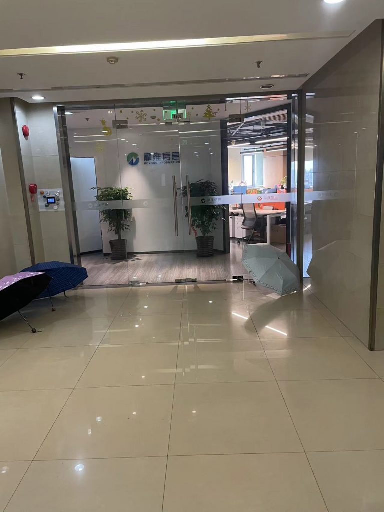 《36把折叠伞的控诉：摩维信息如何终结暴雨式维修账单？》
